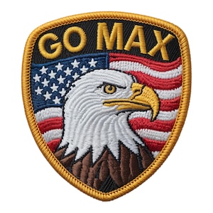 Può includere: Toppa ricamata con bandiera americana, aquila calva e la scritta "GO MAX". La toppa ha un bordo dorato e una forma a scudo. L'aquila è bianca con becco giallo. Adatta per abbigliamento.