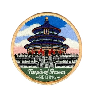 Può includere: Toppa ricamata circolare raffigurante il Tempio del Cielo a Pechino. La toppa ha un bordo dorato e presenta il tempio con un tetto blu, colonne rosse e una scala bianca. Il testo "Temple of Heaven - BEIJING" è ricamato sotto.
