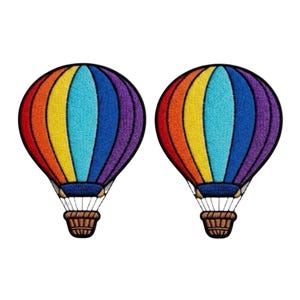 Può includere: Due toppe ricamate identiche, ciascuna raffigurante una mongolfiera con un vivace baldacchino multicolore in rosso, arancione, giallo, azzurro, blu scuro e viola. Ogni pallone ha un cesto marrone e corde di sospensione bianche.