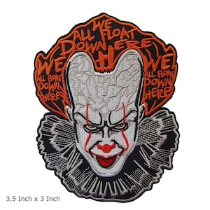 Può includere: Una toppa ricamata raffigurante un volto di clown con pelle bianca, naso rosso e labbra rosse, circondato da un colletto nero a balze. Il testo arancione recita WE ALL FLOAT DOWN HERE. La toppa misura 90 mm per 75 mm, come indicato nel testo.