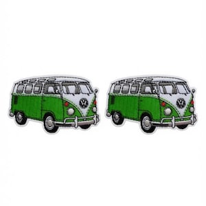 Op de afbeelding: Twee geborduurde patches met een klassieke groene en witte Volkswagen-bus. Elke patch toont het iconische ontwerp aan de voorzijde met een rond logo, ronde koplampen, een zilveren bumper en een gedeelde voorruit in gedetailleerd stikwerk.