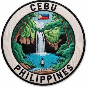 Peut inclure: Un écusson brodé circulaire représentant un paysage de cascade se déversant dans un bassin bleu, entouré d'arbres verts et de rochers. Une petite silhouette se tient à la base. Le texte CEBU PHILIPPINES est brodé en noir sur une bordure blanche.
