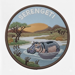 Può includere: Toppa ricamata con un ippopotamo in una scena fluviale, la parola "SERENGETI" in bianco. La toppa ha un bordo marrone, un cielo azzurro e un sole giallo. L'ippopotamo è grigio e rosa.