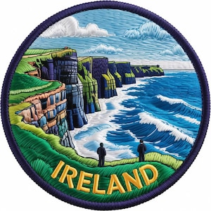Op de afbeelding: Geborduurde patch met de Cliffs of Moher in Ierland. Het ontwerp toont de groene kliffen, de blauwe oceaan en witte wolken onder een blauwe lucht. Het woord "IRELAND" is geborduurd met goudkleurig garen.
