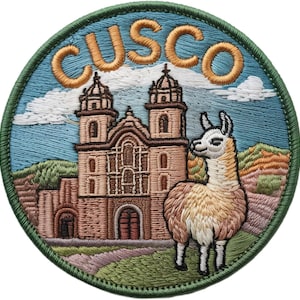 Può includere: Una toppa ricamata circolare con la parola CUSCO in filo dorato nella parte superiore. Il disegno raffigura una cattedrale in pietra color marrone chiaro con due torri, un lama bianco in primo piano e un cielo blu con nuvole bianche su colline verdi.