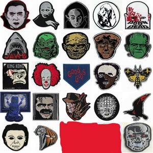 Op de afbeelding: Een verzameling van vierentwintig geborduurde patches met diverse horrorfilmfiguren, wezens en iconische symbolen. De ontwerpen bevatten portretten van monsters, schurken en filmgerelateerde afbeeldingen zoals een mot, een raaf en een Good Guys-logo.
