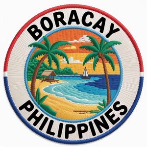 Può includere: Una toppa ricamata circolare che raffigura una scena di spiaggia tropicale con due palme, una piccola capanna e una barca a vela su acqua blu sotto un tramonto arancione. Il testo BORACAY è arcuato in alto e PHILIPPINES in basso in nero.