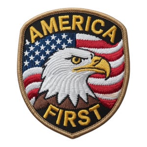 Op de afbeelding: Geborduurde patch met een Amerikaans vlagontwerp, een Amerikaanse zeearend en de woorden "AMERICA FIRST". De patch heeft een zwarte rand en is in rood, wit, blauw en goud.