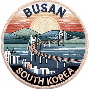 Peut inclure: Un écusson brodé circulaire représentant un paysage de Busan, en Corée du Sud. Le motif inclut un grand pont suspendu au-dessus de l'eau, une ligne d'horizon urbaine et des montagnes sous un ciel au coucher du soleil. BUSAN et SOUTH KOREA sont inscrits.