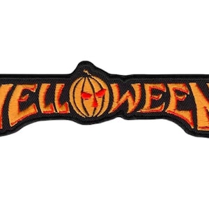 Puede incluir: Un parche bordado que presenta el texto HELLOWEEN en letras naranjas llamativas con un borde negro. La letra O está reemplazada por una calabaza naranja estilizada con ojos y nariz rojos, todo sobre un fondo de tela negra sólida.