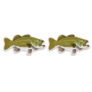 Puede incluir: Dos parches bordados idénticos con forma de lubina de boca grande. Cada parche presenta un cuerpo de color verde y oliva con el vientre blanco, costuras detalladas en las aletas y la boca abierta, todo con un borde blanco.