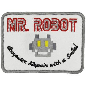 Può includere: Una toppa rettangolare ricamata con sfondo bianco e bordo grigio. Presenta la scritta rossa MR. ROBOT sopra una testa di robot grigia pixelata con occhi gialli. Sotto il robot, il testo nero recita Computer Repair with a Smile!