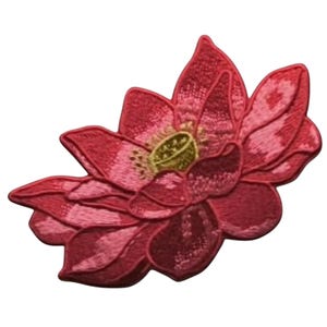 Röd lotusblommalapp - Broderad stryk-/sys-på-märke med blomapplikation för kläder, jackor och väskor (135 x 80 mm)