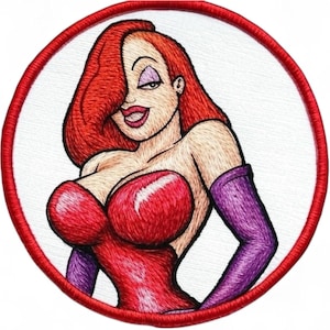 Op de afbeelding: Een ronde geborduurde patch met een stripfiguur met lang golvend rood haar, gekleed in een rode strapless jurk en lange paarse handschoenen. Het personage heeft een lichte huid, paarse oogschaduw en rode lippenstift, tegen een witte achtergrond met een dikke rode geborduurde rand.