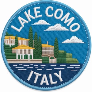 Könnte beinhalten: Ein runder bestickter Aufnäher mit blauem Himmel und dunkelblauem Wasser. Der Text LAKE COMO ist oben gebogen und ITALY steht unten in Weiß. Das Design zeigt weiße Wolken, grüne Zypressen und weiße Villen mit gelben Dächern.