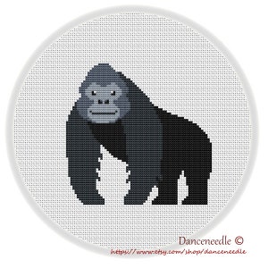 Op de afbeelding: Een zwart-wit kruissteekpatroon van een gorilla die op een witte achtergrond staat.