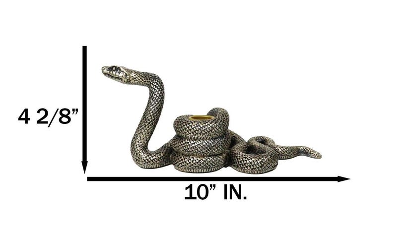 K&ouml;nnte beinhalten: Ein silberfarbener, schlangenf&ouml;rmiger Kerzenhalter. Der gewundene K&ouml;rper der Schlange bildet die Basis, mit erhobenem Kopf. Der Kerzenhalter ist 25,4 cm lang und 10,8 cm hoch.
