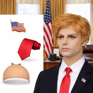 Könnte beinhalten: Eine Schaufensterpuppe mit blondem Haar, schwarzem Anzug und roter Krawatte. Eine Anstecknadel mit der amerikanischen Flagge befindet sich am Revers. Zusätzliche Artikel sind eine rote Krawatte, eine Perückenkappe und eine Anstecknadel mit der amerikanischen Flagge.