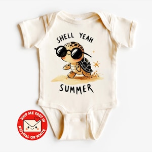 Könnte beinhalten: Cremefarbener Baby-Body mit einer Cartoon-Schildkröte mit Sonnenbrille. Die Schildkröte befindet sich an einem Sandstrand mit den Worten "SHELL YEAH SUMMER" in Schwarz. Ein kleiner roter Kreis mit einem weißen Umschlag und dem Text "SHIP ME FAST IN NATURAL OR WHITE" befindet sich unten links.