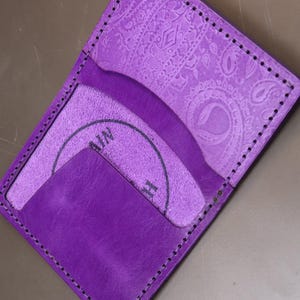 Cartera para tarjetas de cuero hecha a mano en morado vibrante: forrada con cachemira, cosida a mano, única en su tipo.