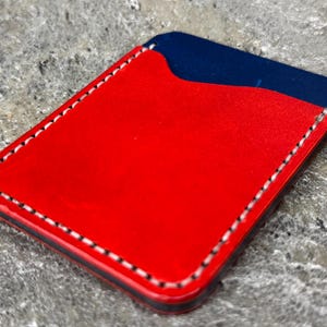 ハンドメイドレザーカードホルダー、赤と青のミニマリストウォレット、ホワイトステッチ入り、スリムな二つ折り名刺入れ、メンズギフト、EDCウォレット