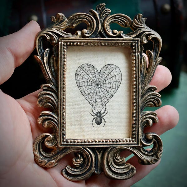 Mini retrato de araña barroca con telaraña de corazón en marco vintage: decoración gótica cottagecore, arte de la academia oscura, rareza de inspiración victoriana