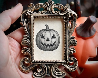 Miniportret barok pompoen in vintage lijst – gotisch cottagecore-decor, donker academia-kunstwerk, Victoriaans geïnspireerde eigenaardigheid, Halloween