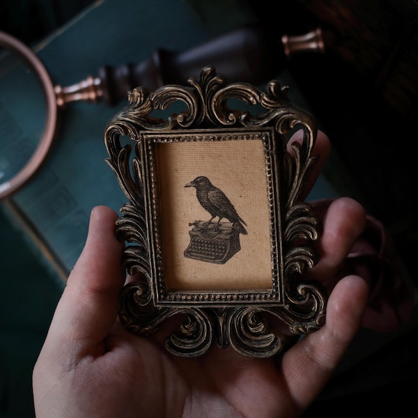 Mini retrato barroco de cuervo sobre máquina de escribir, marco de estilo vintage: decoración gótica cottagecore, arte de la academia oscura, rareza de inspiración victoriana.