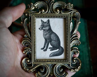 Mini portrait de renard baroque dans un cadre de style vintage - Cottagecore gothique, art académique sombre, bizarrerie d'inspiration victorienne, décoration fantaisiste