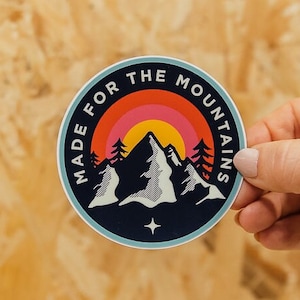 Feito para as montanhas / Adesivo de vinil para para-choque de aventura / Adesivo para van / Adesivo para garrafa d&#39;água / Adesivo para laptop