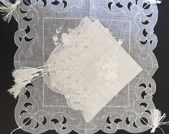 Paar vintage organza kleedjes, gebroken witte doorschijnende stof vierkante tafellakens met accenten