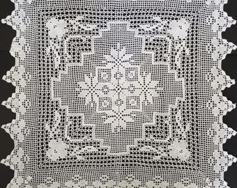 Paar gehaakte vintage onderleggers, witte katoenen nachttafelhoezen, rustiek cottagedecor in boerderijstijl