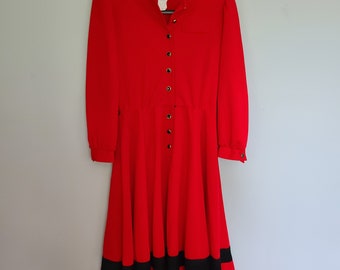 Leslie Fay Petites Taglia 10 Abito rosso da donna vintage Accento nero con orlo Unione realizzata con bottoni sul davanti/manica Maniche lunghe Spalline Made in USA