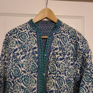 Vintage damtröja med kardborreband, blå/grön blommig topp, mitten av halsen, framfickor, sidosprund, lång längd