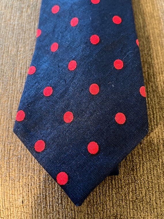 corbata azul lunares rojos