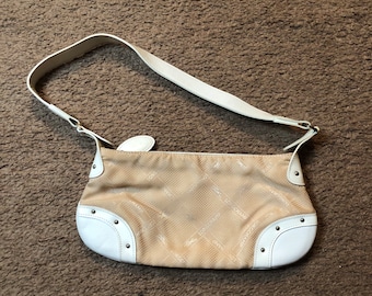 Könnte beinhalten: Eine weiße und beige Schultertasche mit weißem Lederbesatz und einem weißen Trageriemen. Die Tasche hat ein Logomuster auf der Vorderseite.