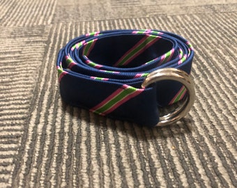 Vintage J. Crew cinturón de mujer mediano/grande 100% seda rayas diagonales azul rosa verde plata D anillos