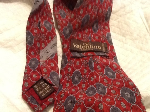 Vintage VALENTINO Tie ITALY Silk Red Gray Medalli… - image 2