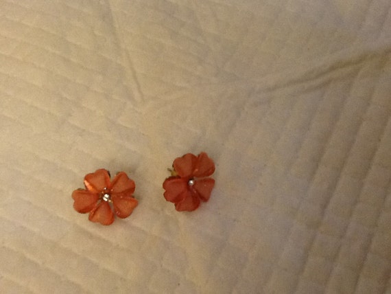 Vintage Coral Flower Earrings Peach Hearts Sparkl… - image 3