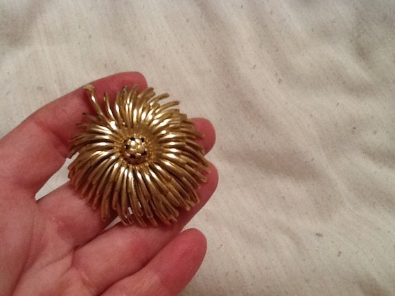 Vintage Gold Flower MONET Pin MONET Brooch - image 1