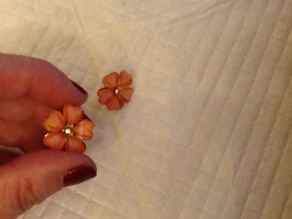 Vintage Coral Flower Earrings Peach Hearts Sparkl… - image 4