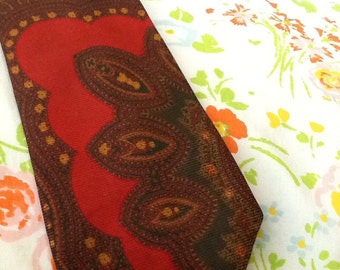 Corbata vintage de seda BROOKS BROTHERS con diseño gráfico en rojo, verde y amarillo.