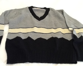 Vintage NORTON&#39;S POINT Wool Sweater UNISEX Long Sleeved V-Neck Two Shades of Blue and White Zig Zag