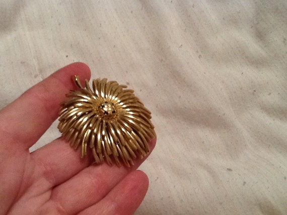 Vintage Gold Flower MONET Pin MONET Brooch - image 4