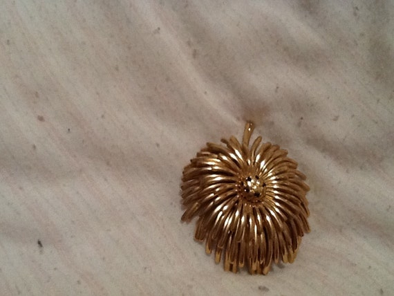 Vintage Gold Flower MONET Pin MONET Brooch - image 3