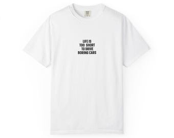 人生は退屈な車を運転するには短すぎるTシャツ｜ミニマルな車の名言Tシャツ