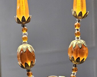 Collar vintage de cuentas de vidrio naranja y transparente con detalles de latón
