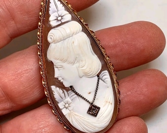 Colgante camafeo victoriano Habillé de oro de 14 quilates – Broche de diamantes orientado hacia la izquierda, década de 1840