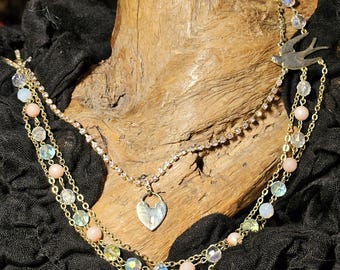 Collar vintage de 4 hilos: cuentas de aurora boreal, pájaros y corazón grabado