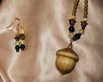 Conjunto de collar y pendientes con bellota de madera: jaspe, obsidiana y ónix